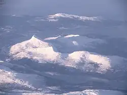 Luftfoto af Kjella bag fjeldet Heilhornet, foran ses Sørfjorden
