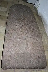 Ketil Urnes gravsten i våbenhuset