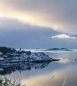 Bjugnfjorden set ud mod havet med Bjugn kirke.