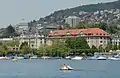 Universitetets hovedbygning (på venstre side) og universitetshospital,  set fra Zürichsøen