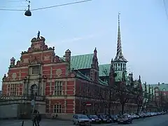 Børsen i København er opført i begyndelsen af 1600-tallet i gule sandsten og røde mursten i nederlandsk renæssance.