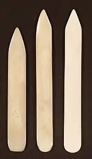 Tre falsben eller falseben.De to til venstre er tildannede og olierede