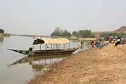 Nigerfloden læber gennem regionen