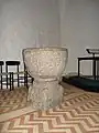 Den romanske døbefont er det eneste inventar bevaret fra den oprindelige kirke.