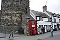 Bygningen er opført op af Conwy Castles mure.