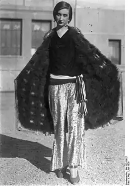 Parisermode i 1930: bluse, bukser og foret jakke