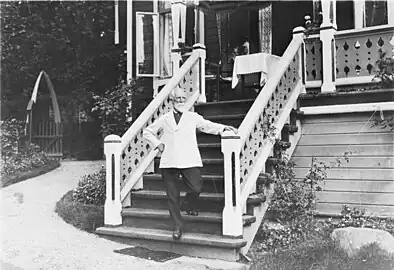 Dahl på trappen til Villa Strandheim, 1925. En sommerbolig han lod opføre 1893