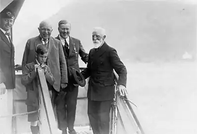 Afsked med besøgende på damperen "München" kort før afgang fra Balholmen (nn)