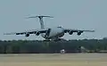 En U.S. Air Force C-5 Galaxy ankommer til Shaw Air Force Base, S.C., for at transportere udstyr til 77th Fighter Squadron's udstationering i Sydvestasien, 22. maj 2008.