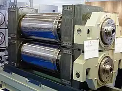 Kalandermaskine i batteriproduktion