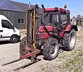 Traktor med påmonteret gaffelløfter