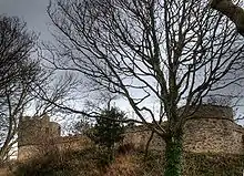 De to tårne på Castell Aberlleini og efter restaureringen i 2009