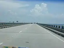 Lake Pontchartrain Causeway kan være en enerverende oplevelse. 38 km lige over vandet, med solen glimtende i bølgerne.