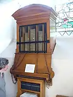 Bogskab med lænkede bøger i Chelsea Old Church. En gave af bogsamleren sir Hans Sloane.