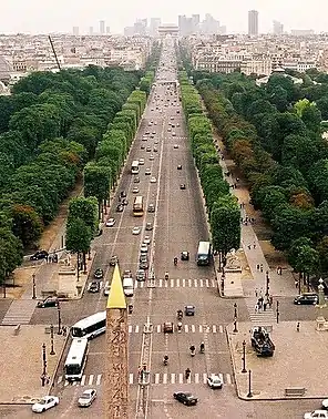 Avenue des Champs-Élysées i Paris.