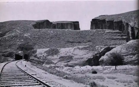 Chappar Rift i Baluchistan. Kløfterne i dette landskab er angiveligt forårsaget af jordskælvet i 1935.