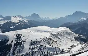 Vinter på Campolongo til højre i billedet