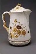 Chokoladekande i porcelæn med blomster (omkring 1900), Metropolitan Museum of Art, New York.
