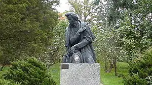 Mindesmærke udført af billedhuggeren Józef Gosławski for Chopin i hans fødeby Żelazowa Wola, Polen.