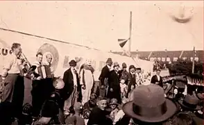 Parade foran cirkus, 1932.