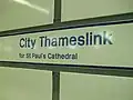 Skiltning på sydgående perron, der indikerer en nærhed til St. Paul's Cathedral.