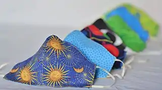 Farverige hjemmesyede mundbind under coronaviruspandemien.