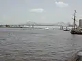 Crescent City Connection eller Greater New Orleans Bridge fører US Highway 90 over Mississippi. På grund af den store vanddybde, tog det lige så lang tid, at bygge bropillen til højre i billedet (New Orleans siden af broen), som det tog at bygge hele resten af broen.