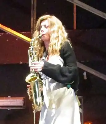 Benedicta Boccoli spiller saxofon i 2015