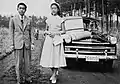 Prinsesse Takako med sin ældre bror kronprins Akihito foran sin prins Sedan i 1954