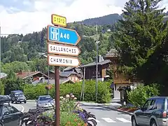 Landevejen gennem Megéve mod Sallanchés