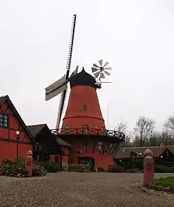 Åstrup Mølle er en helmuret tårnmølle med galleri, vindrose og løgformet hat