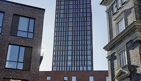 Dahlerups Tårn set fra Bag Elefanterne. I modsætning til Bohrs Tårn har Dahlerups Tårn både franske og rigtige altaner. Februar 2021