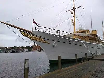 Kongeskibet Dannebrog har et ornament i skibets stævn.