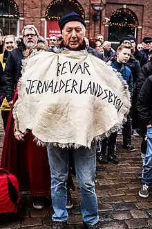 Demonstration imod lukning af landsbyen.