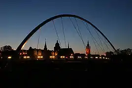 Udsigt gennem fodgængerbroen over floden Mulde til St. Mary's Church, Johannbau og rådhuset.