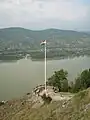 Udsigten fra borgen. I forgrunden det ungarske flag