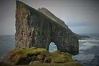 Stóri Drangur Drangarnir og Tindholmur. Holmen er en lille ubeboet ø vest for Vágar. Med sine 6500 m² er den Færøernes største holm. Dens højeste punkt er 262 meter over havet.