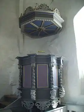 Selvstændig lydhimmel over prædikestolen i Drigstrup Kirke.