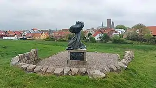 Statuen af Dagmar skuer fra banken ind over Ribe