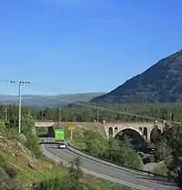 E136 under Raumabanen ved Stuguflåtbrua