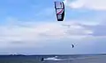 Kite surfing i vestenvind uden store bølger