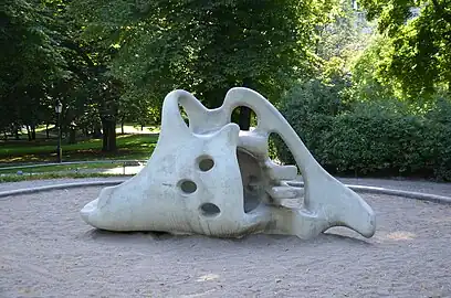 Legeskulpturen Tufsen fra 1949 af kunststen. Humlegården, Stockholm