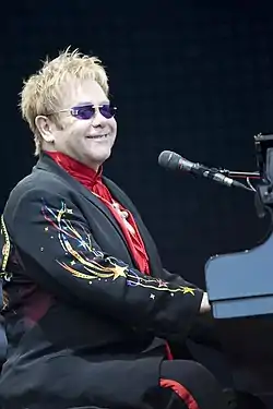 Elton John under en optræden i 2008.
