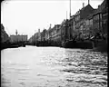 Der sejles ind gennem Nyhavn.