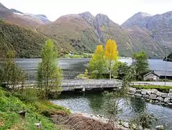 Fylkesvej 41 krydser Tysseelva, med Storfjorden bag ved.