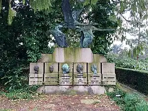 Familien Wederkinchs gravsted. Holger Wederkinch nr. to fra venstre