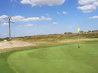 Jernbanesignalet bag green 15. I denne stilling er greenet optaget og de efterfølgende må vente.