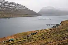 Norðtoftir i 2010 og 2022. Ankomsten af ​​Bakkafrosts store laksefarm i 2020 viser væksten i fiskeindustrien på Færøerne.