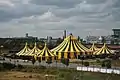 Cirkus er klar, med fortelt og et bagtelt til rekvisitter og stald. Circus Flic Flac i Köln, 2009.