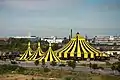 Cirkusteltet er rejst, hverefter et fortelt ved publikumsindgangen rejses. Circus Flic Flac i Köln, 2009.